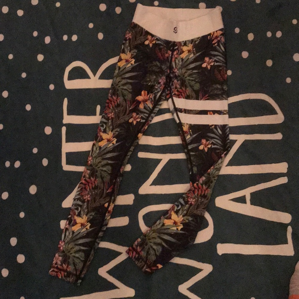 Stronger Label leggings in Vietnam print